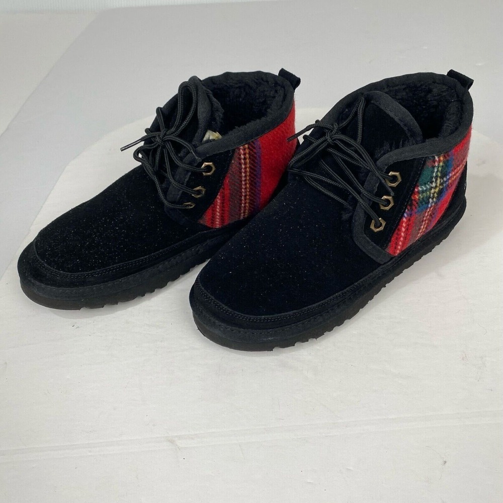 UGG boots Big boys size 7 with laces and logo in black and red‎ with checkered.